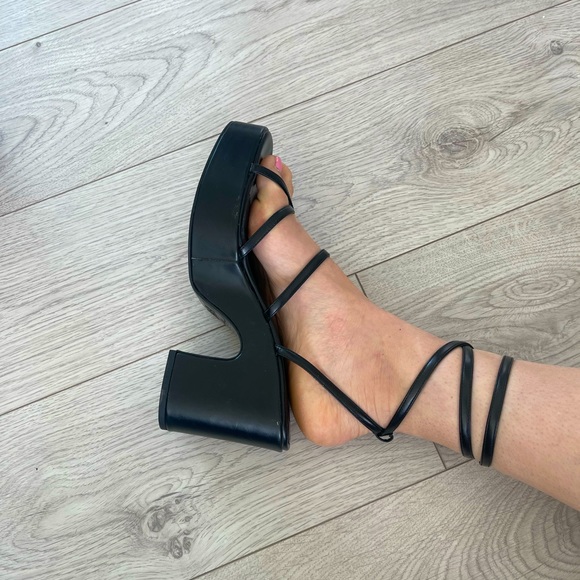 Black strappy platform sandals 🖤 - Picture 2 of 6